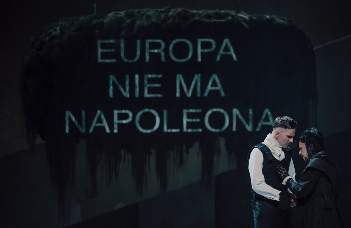 Рэжысёр Мікіта Ільінчык паставіў у Варшаве спектакль «Лялька» паводле Баляслава Пруса. Польскім крытыкам інтэрпрэтацыя класікі не спадабалася