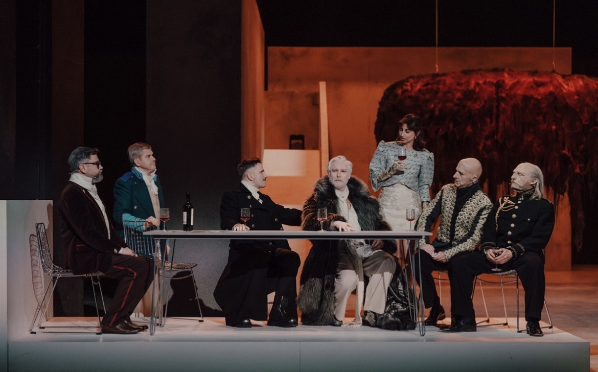 Рэжысёр Мікіта Ільінчык паставіў у Варшаве спектакль «Лялька» паводле Баляслава Пруса. Польскім крытыкам інтэрпрэтацыя класікі не спадабалася