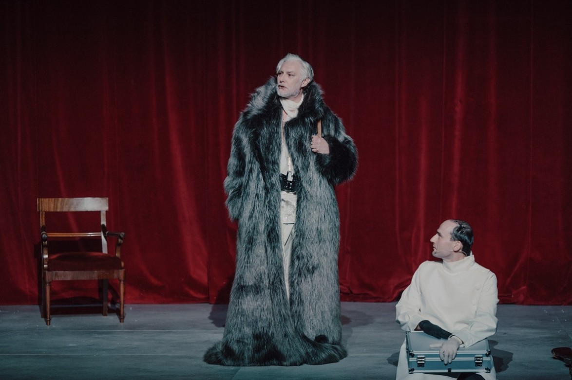 Рэжысёр Мікіта Ільінчык паставіў у Варшаве спектакль «Лялька» паводле Баляслава Пруса. Польскім крытыкам інтэрпрэтацыя класікі не спадабалася