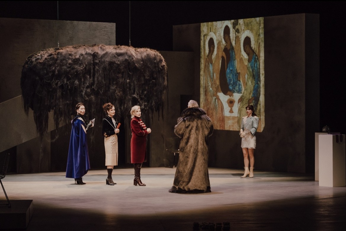 Рэжысёр Мікіта Ільінчык паставіў у Варшаве спектакль «Лялька» паводле Баляслава Пруса. Польскім крытыкам інтэрпрэтацыя класікі не спадабалася