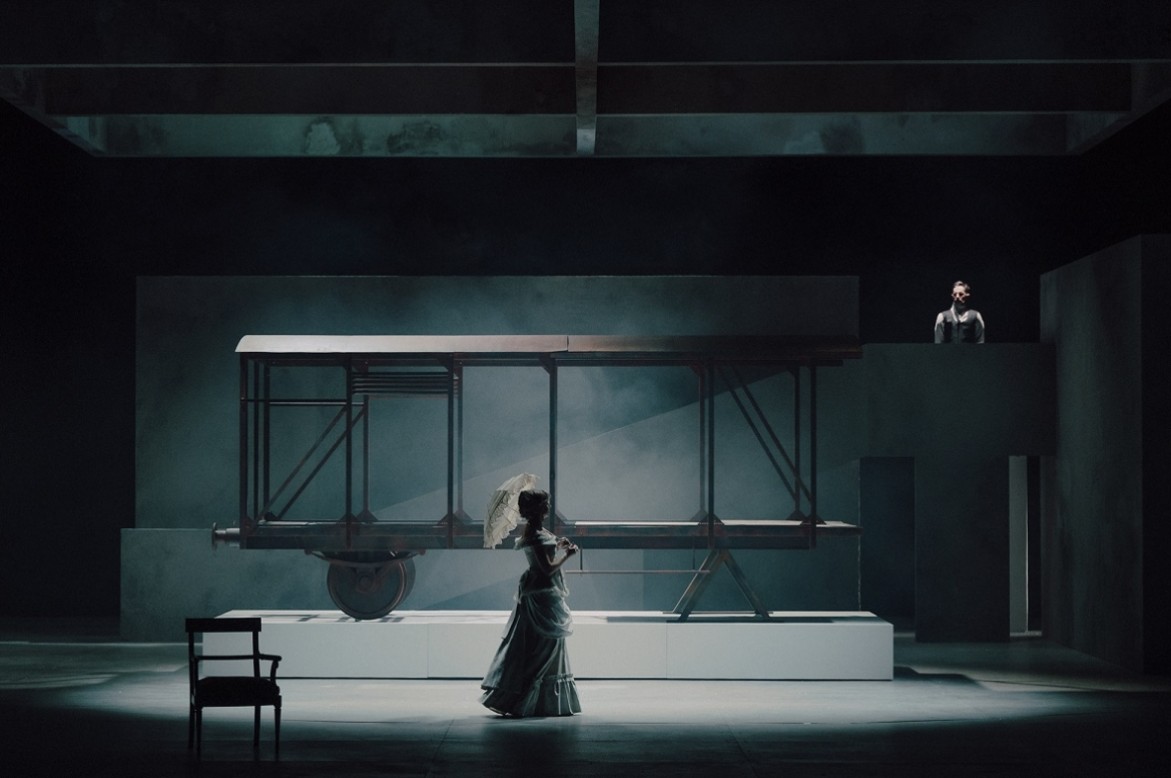 Рэжысёр Мікіта Ільінчык паставіў у Варшаве спектакль «Лялька» паводле Баляслава Пруса. Польскім крытыкам інтэрпрэтацыя класікі не спадабалася