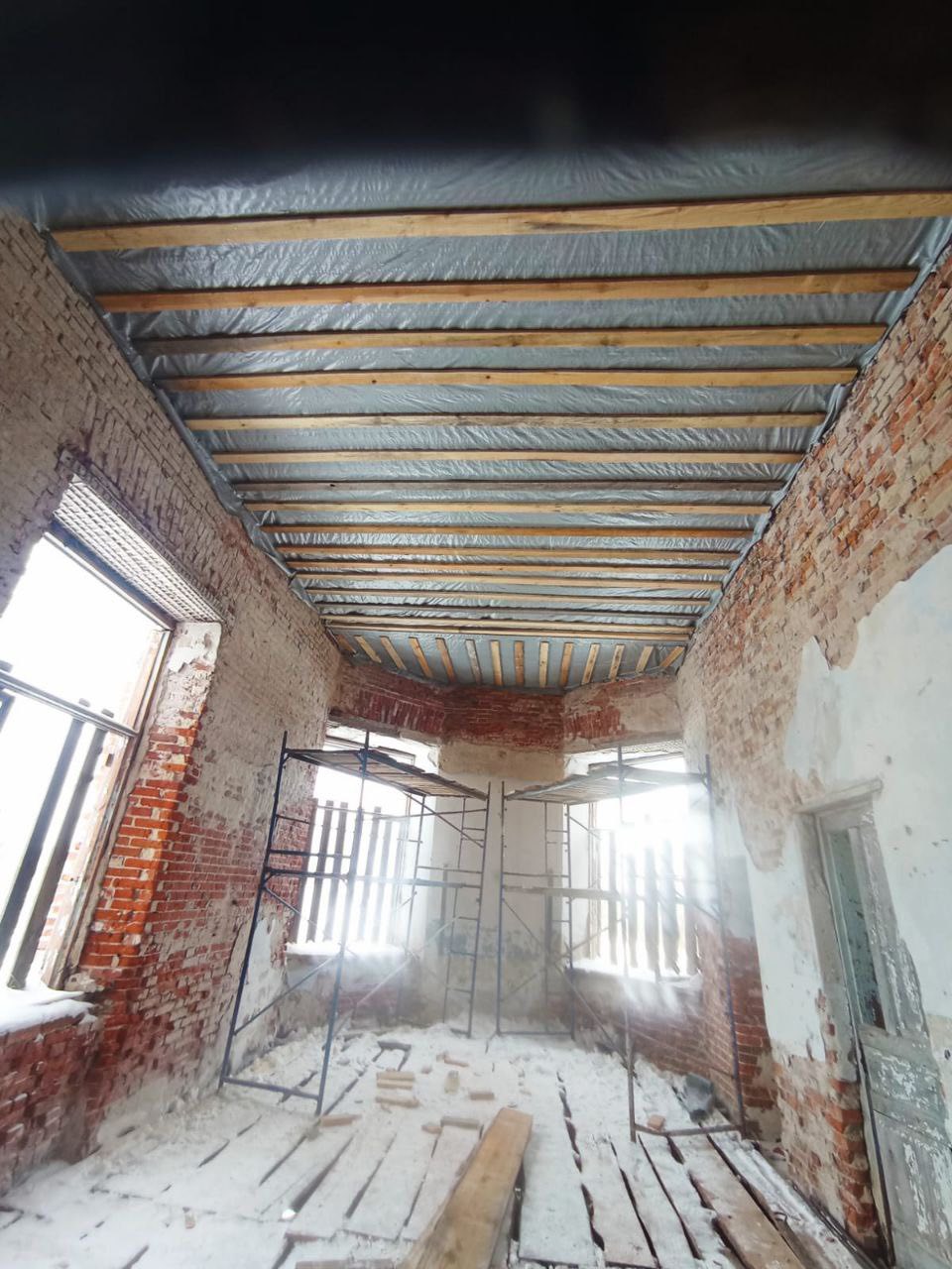 Вясна ў Нароўлі: Пётр Кузняцоў распавёў, як Палац Горватаў перажыў зіму — фотафакт