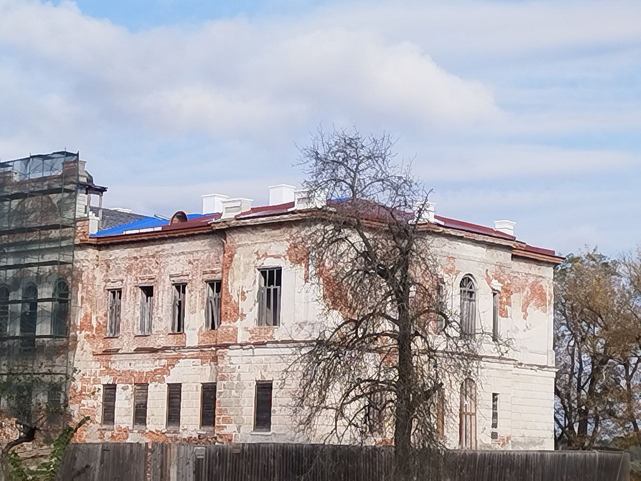 Вясна ў Нароўлі: Пётр Кузняцоў распавёў, як Палац Горватаў перажыў зіму — фотафакт