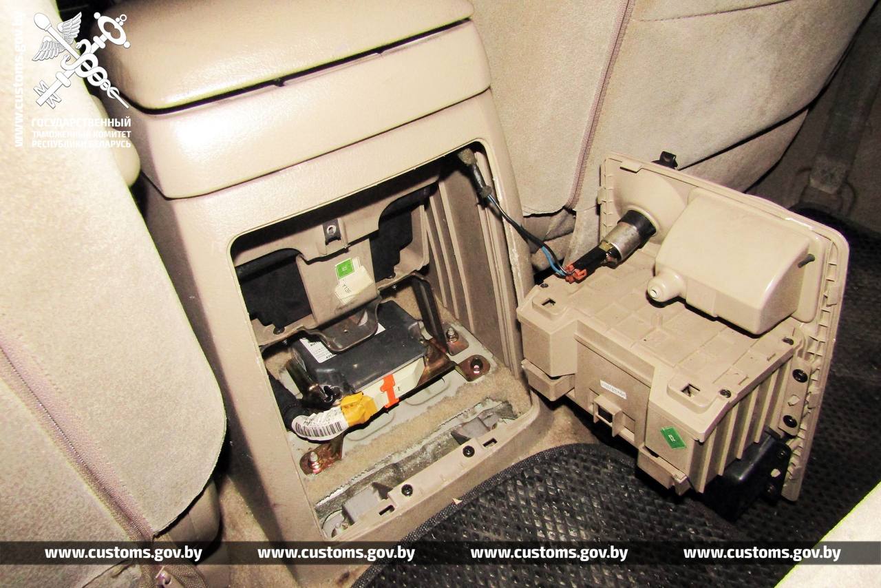 Таможня нашла тайники в автомобилях двух беларусов, ехавших из Польши