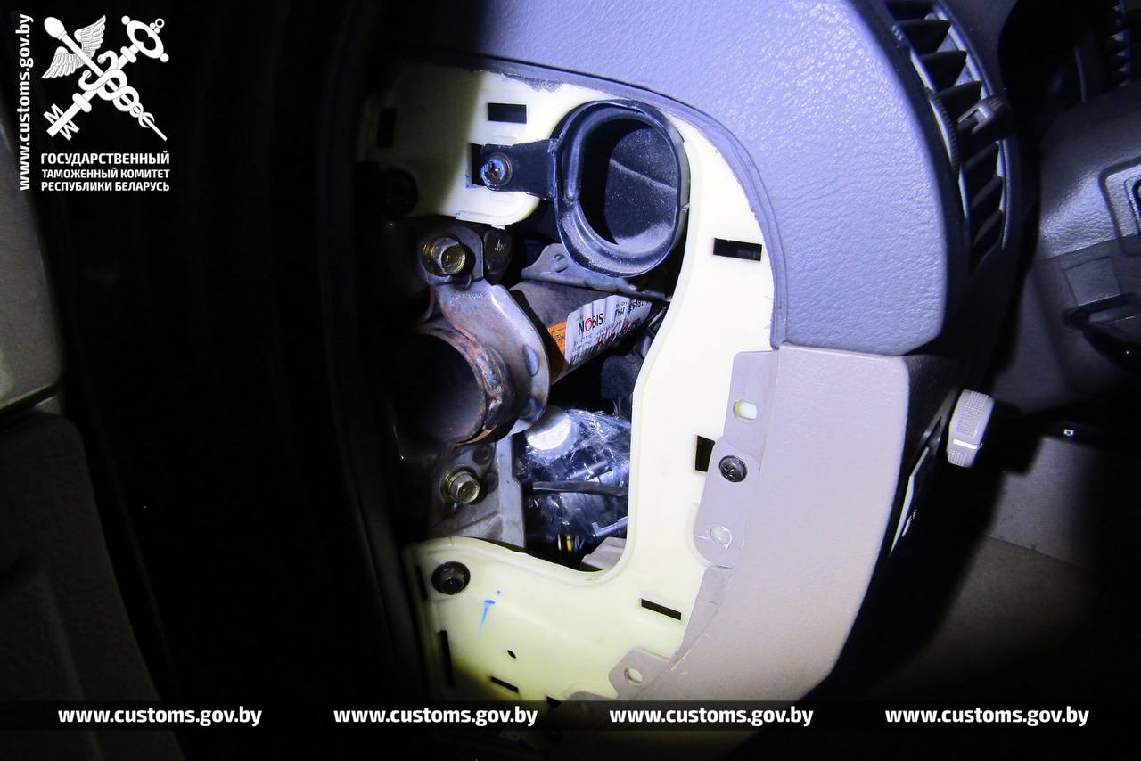 Таможня нашла тайники в автомобилях двух беларусов, ехавших из Польши