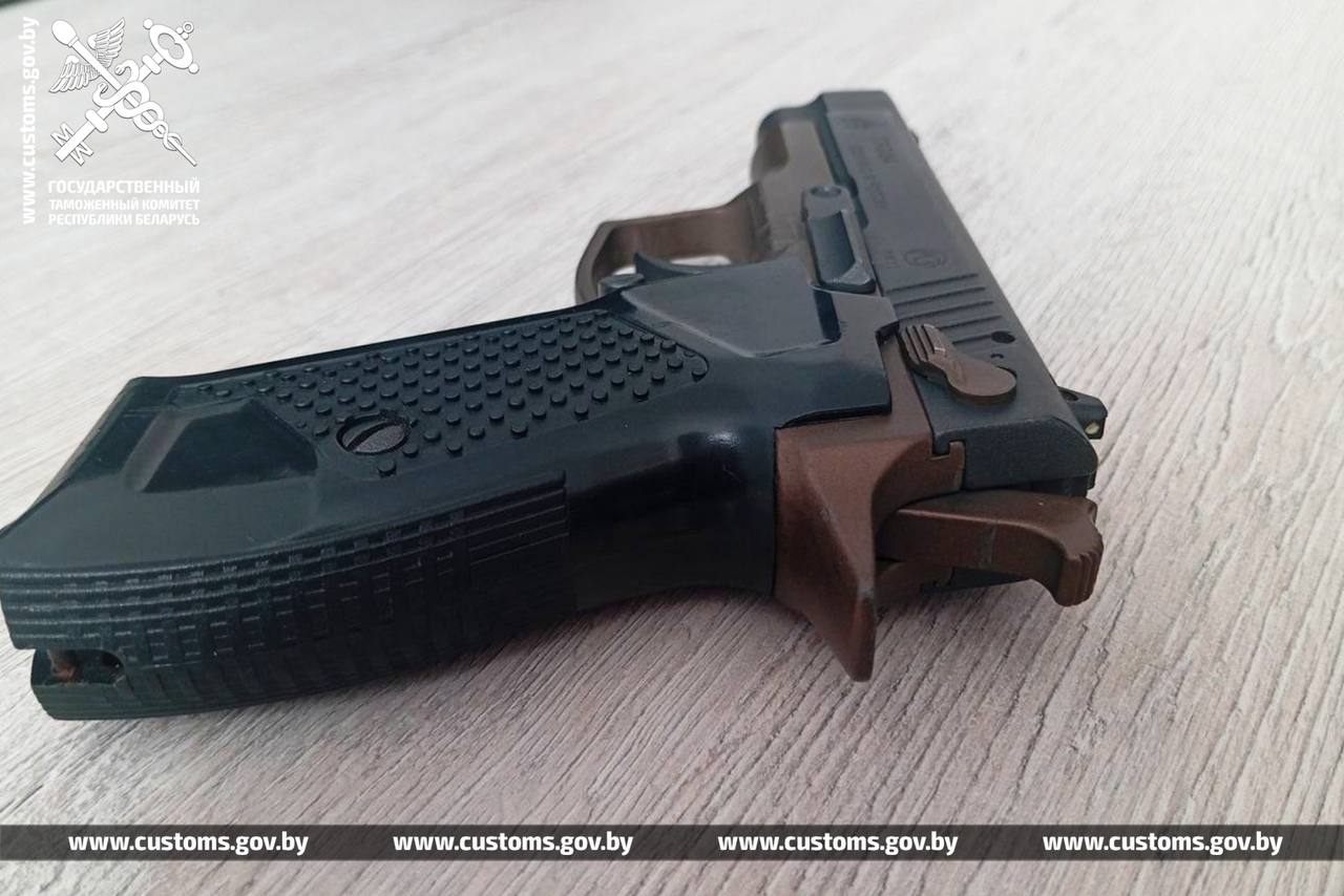 Таможня завела уголовное дело на россиянина из-за пистолета в кабине грузовика