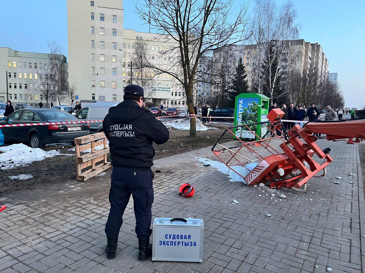 Автоподъемник с рабочим в люльке опрокинулся в Минске