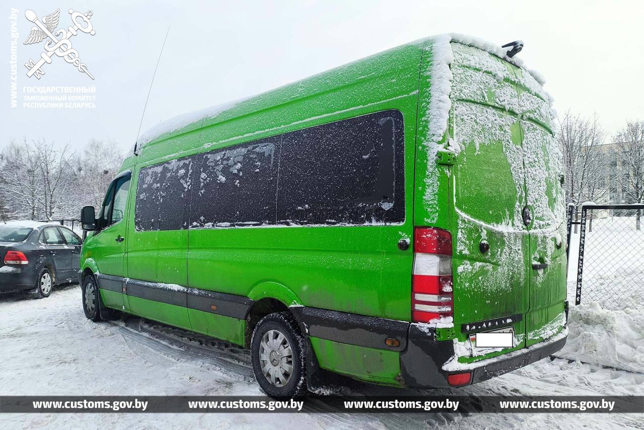 Таможенники пришли с проверкой к ИП в Гомеле, а он бросил бус с товаром и убежал