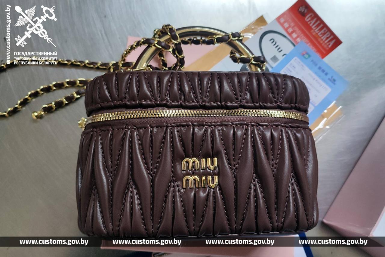 Таможенники пришли с проверкой к ИП в Гомеле, а он бросил бус с товаром и убежал