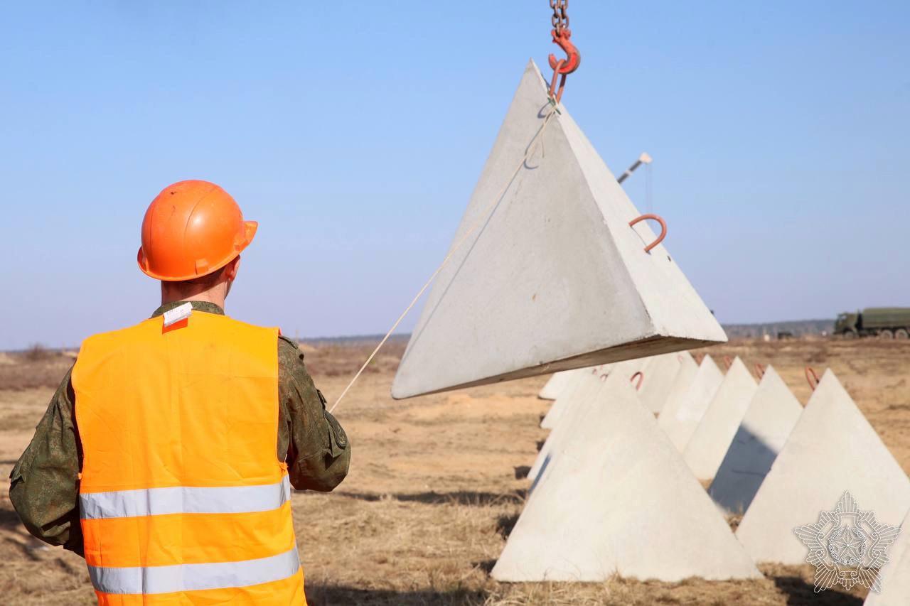 На учениях Западного оперативного командования устанавливают "зубы дракона"