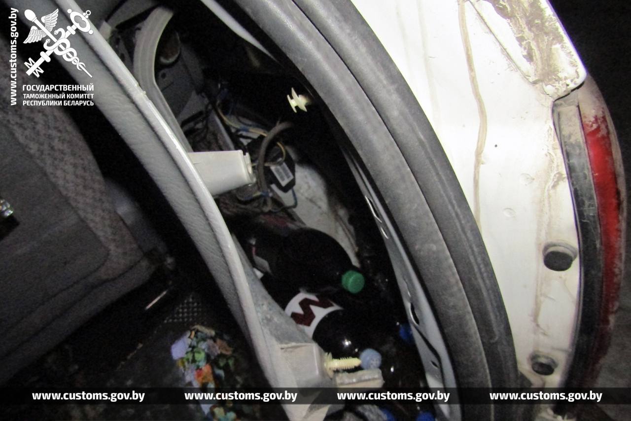 Россиянин лишился автомобиля на беларусской границе из-за 13 литров вина