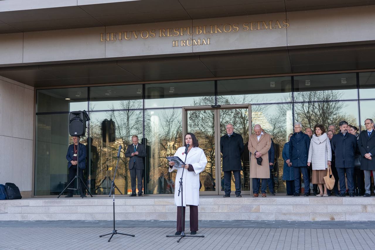 Придет момент, когда мы поднимем его над нашими городами - Тихановская о бело-красно-белом флаге