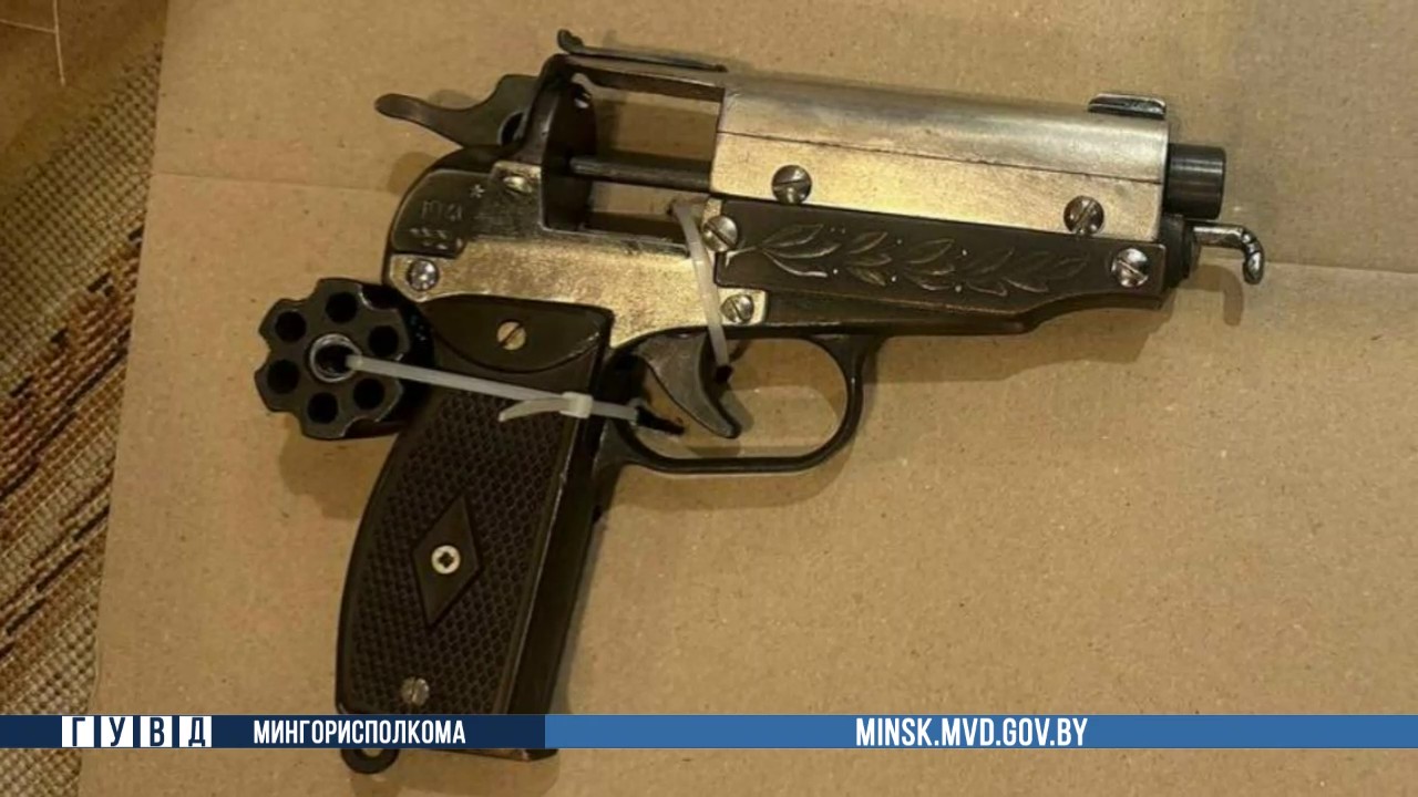 Минчанин нашел револьвер на потолке санузла при ремонте