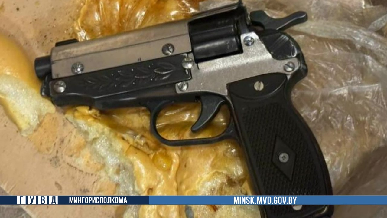 Минчанин нашел револьвер на потолке санузла при ремонте