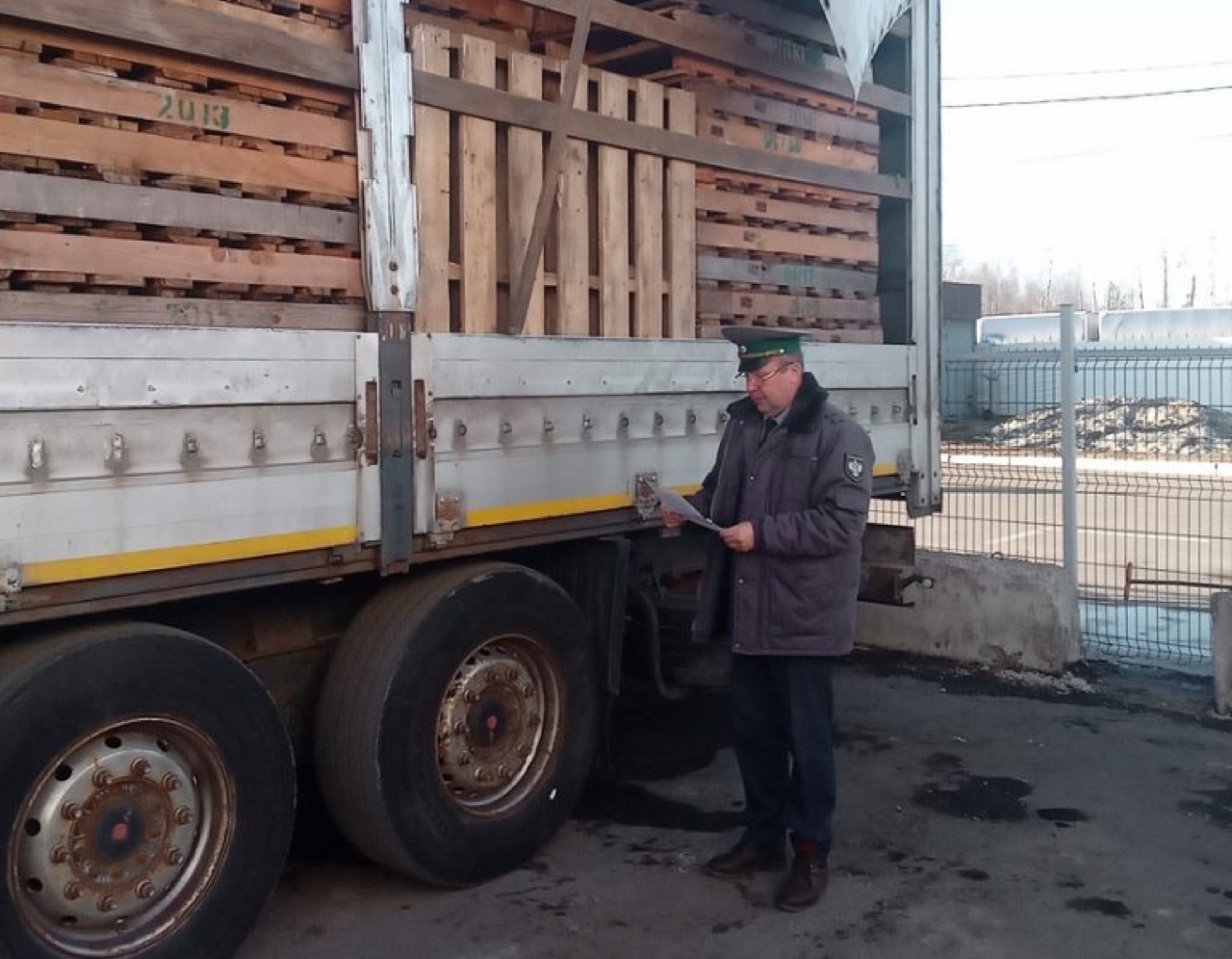 Три автомобиля с досками и поддонами задержаны на беларусско-российской границе