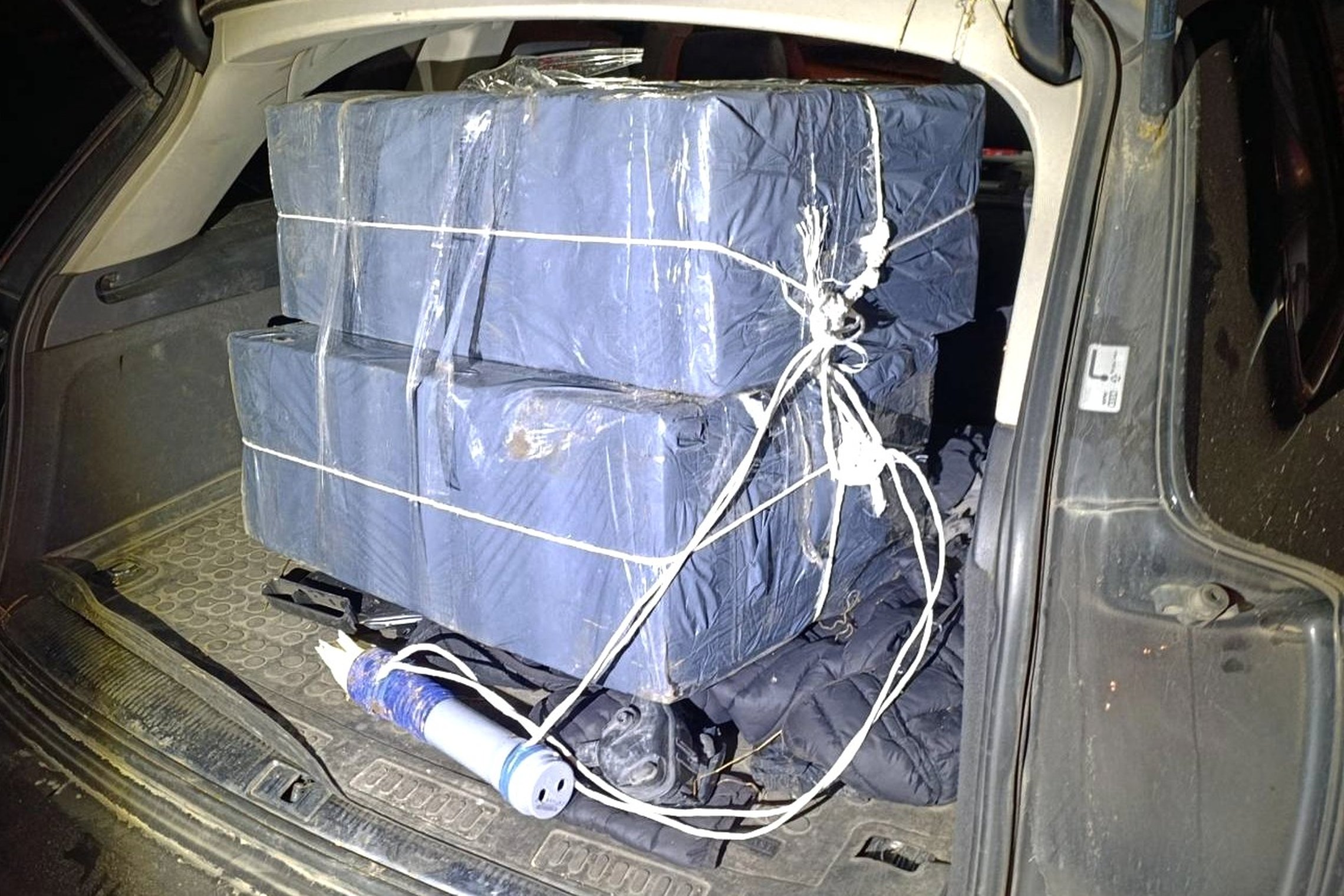 Контрабандист, пойманный с беларусскими сигаретами, попытался угнать внедорожник литовских пограничников. Его остановила собака