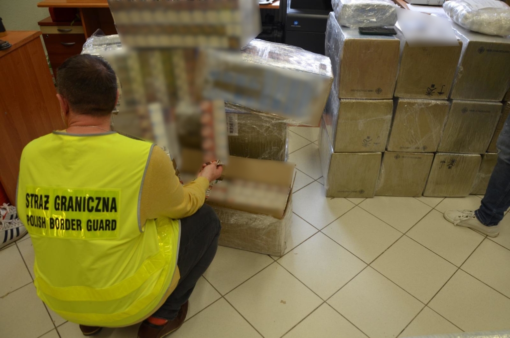 Двух беларусов и поляка задержали за воздушную контрабанду сигарет в Польшу
