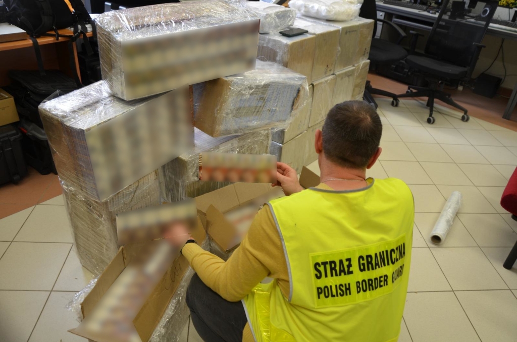 Двух беларусов и поляка задержали за воздушную контрабанду сигарет в Польшу