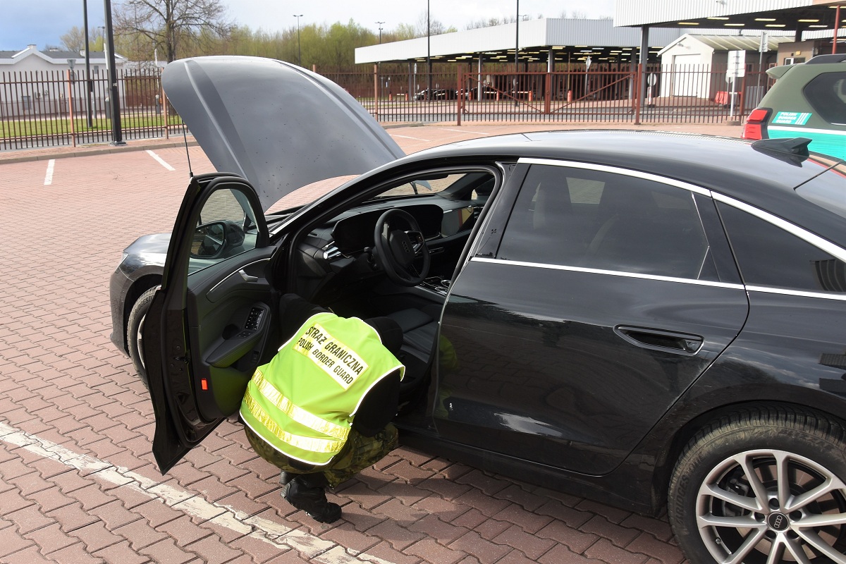 Скрадзены ў Германіі аўтамабіль за 74 тысячы долараў затрымалі на беларускай мяжы