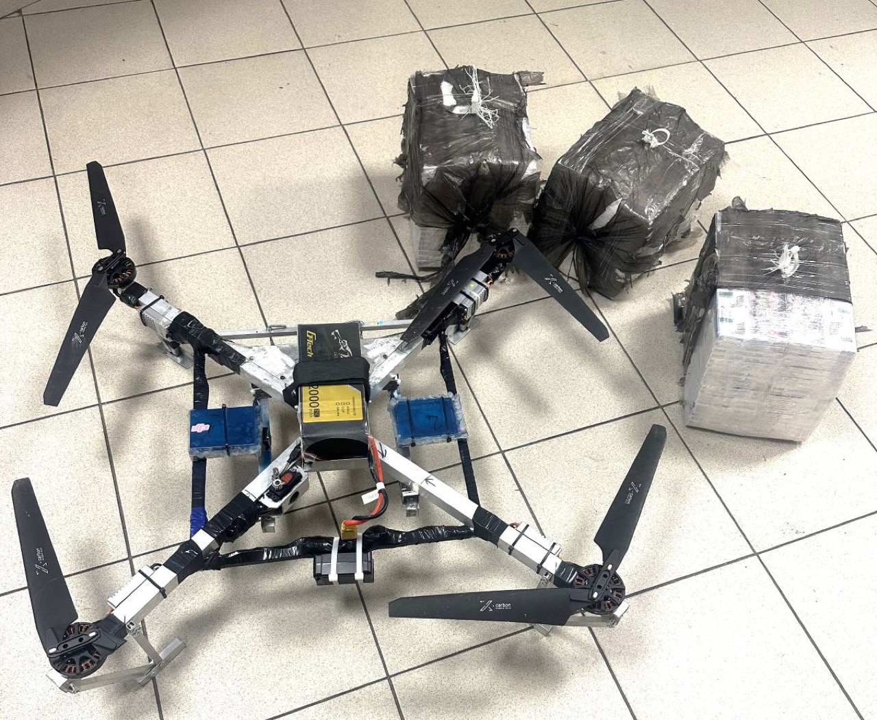 Очередной дрон с сигаретами прилетел в Литву