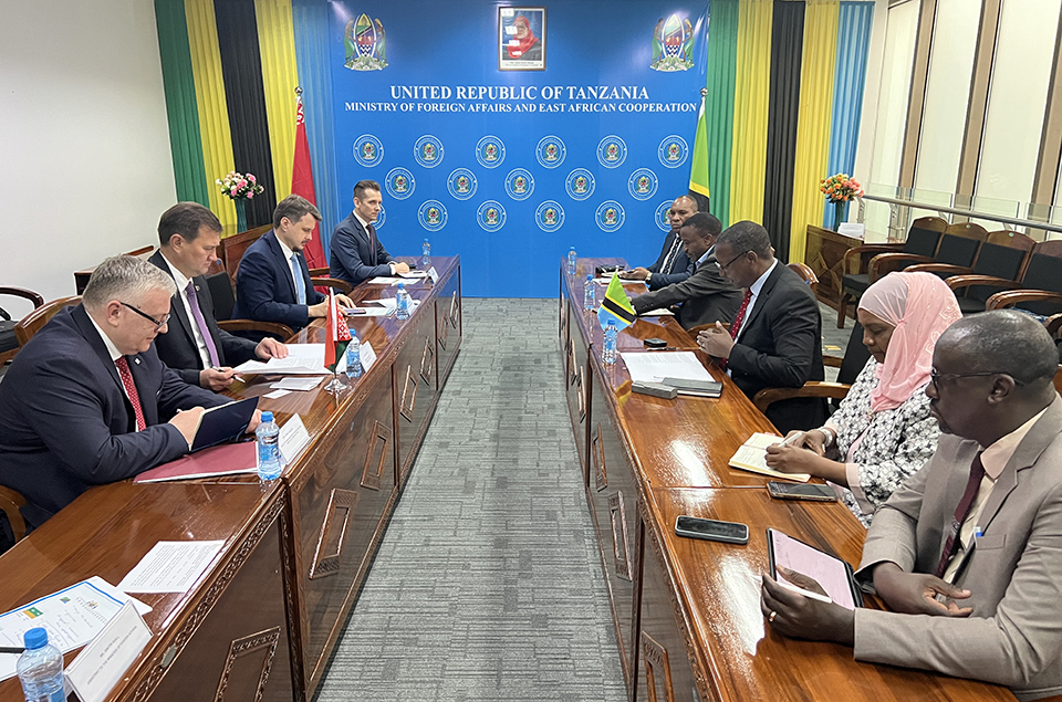 Рыженков в Танзании раздавал приглашения посетить Беларусь