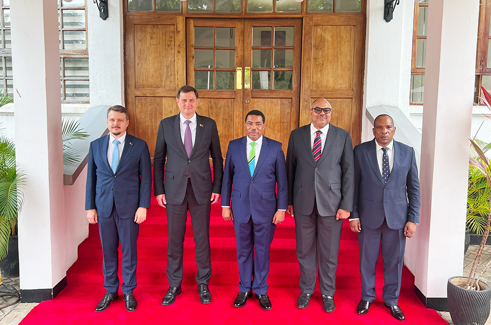 Рыженков в Танзании раздавал приглашения посетить Беларусь