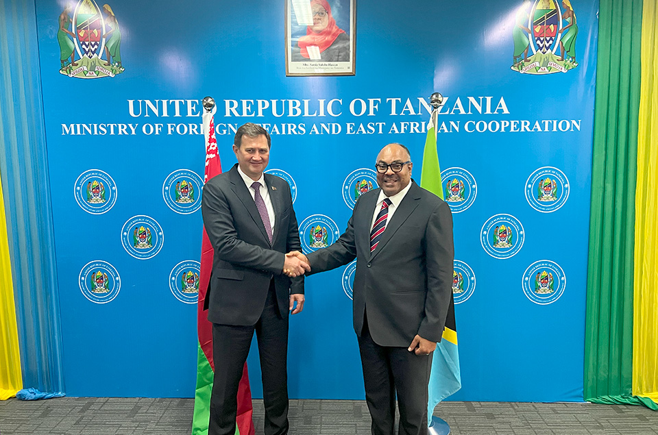 Рыженков в Танзании раздавал приглашения посетить Беларусь