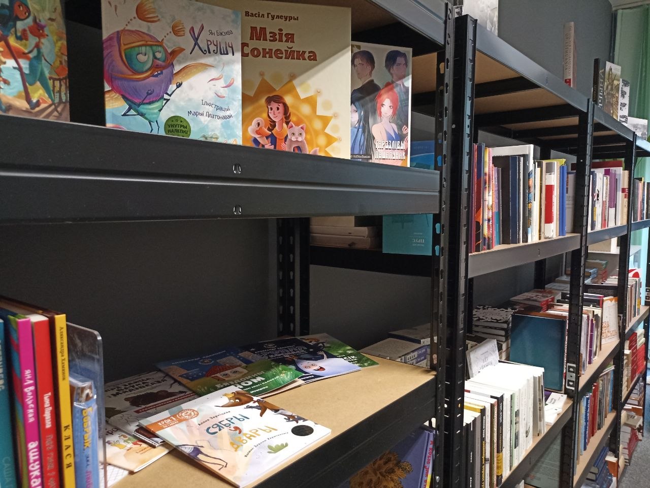 Чатырнаццаць выдавецтваў, каля паўтысячы кніг... Заснавальнікі новай варшаўскай кнігарні Kamunikat.shop расказалі пра далейшыя планы