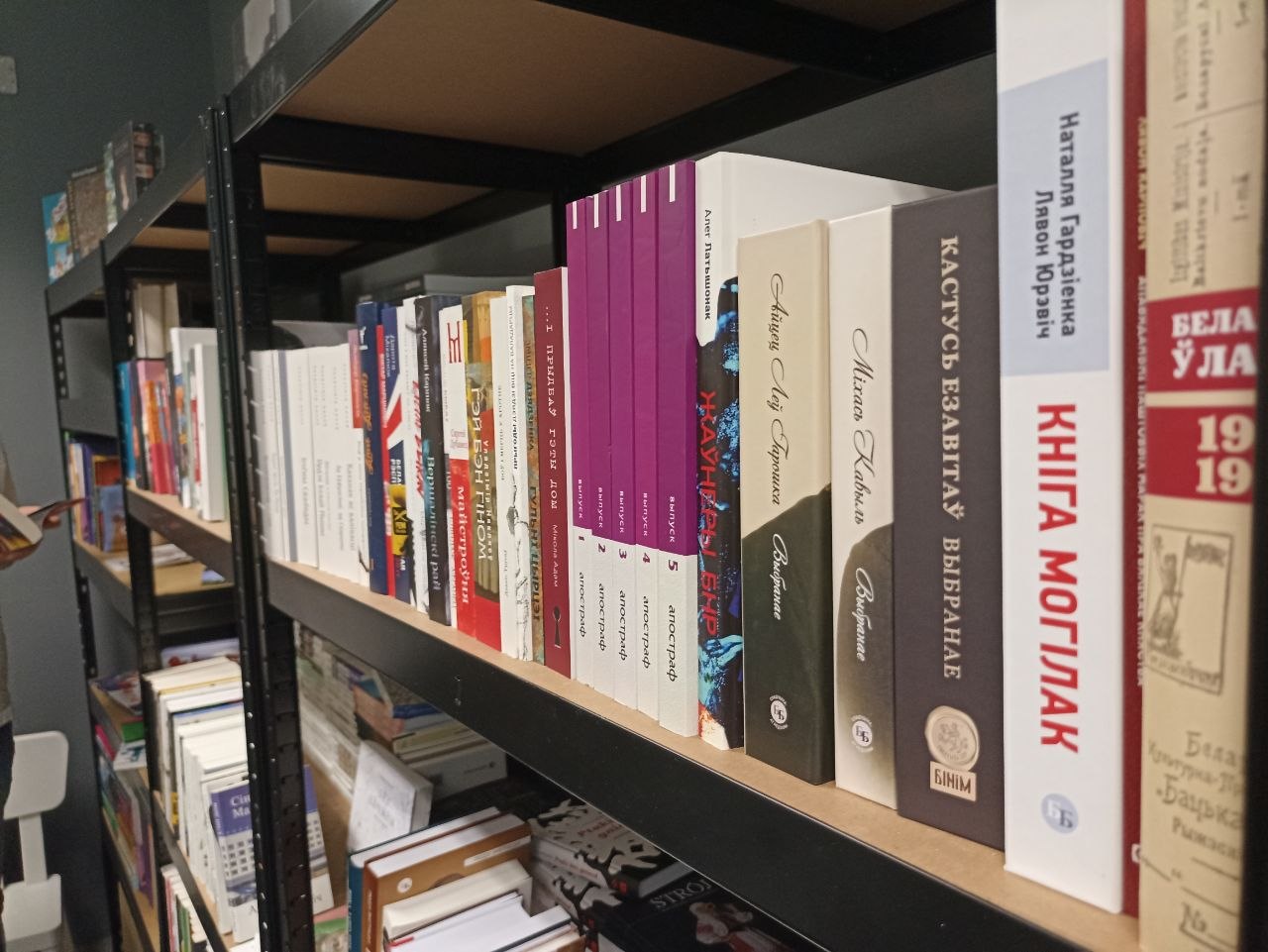 Чатырнаццаць выдавецтваў, каля паўтысячы кніг... Заснавальнікі новай варшаўскай кнігарні Kamunikat.shop расказалі пра далейшыя планы