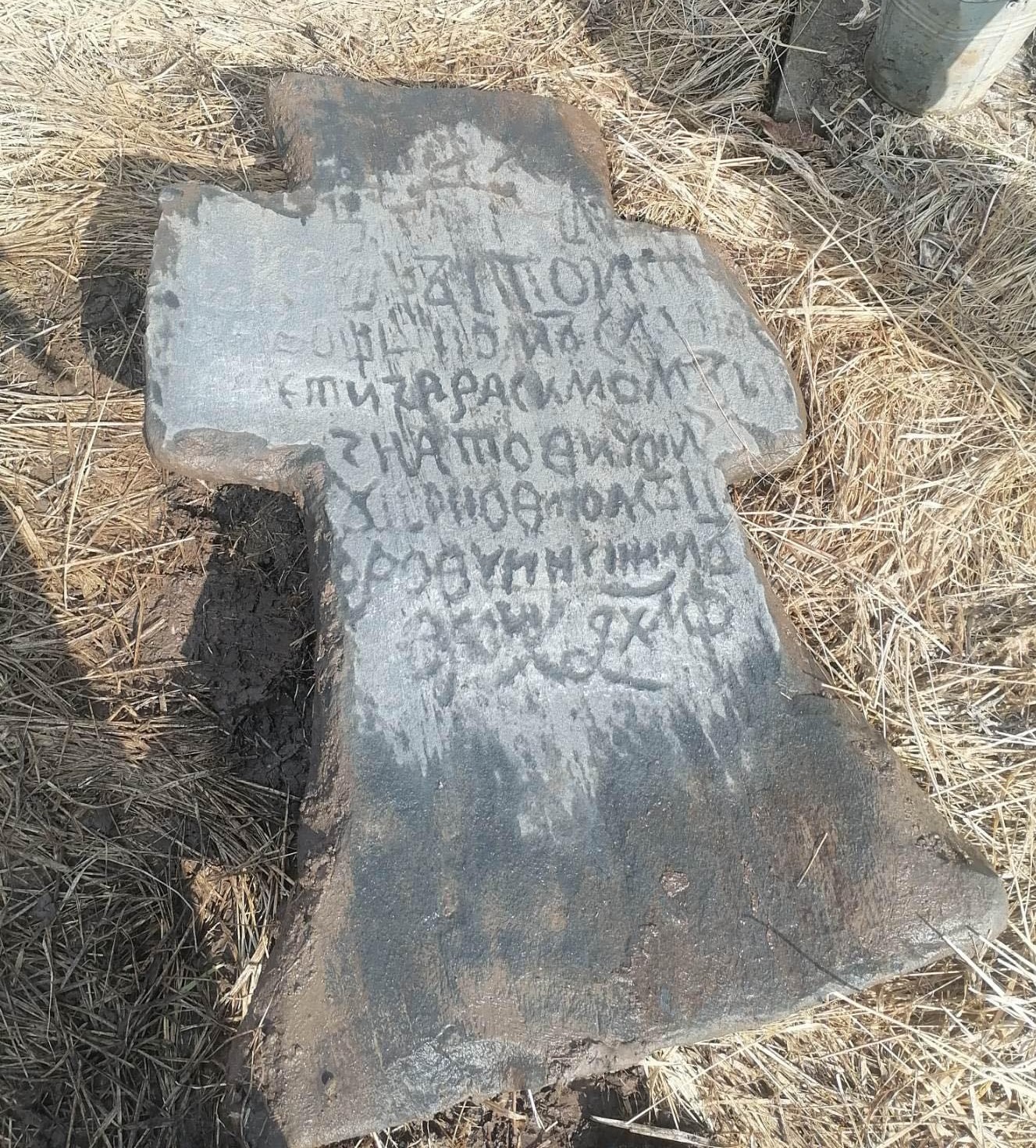 Пад Віцебскам знайшлі каменны крыж з пахавання панцырнага баярына