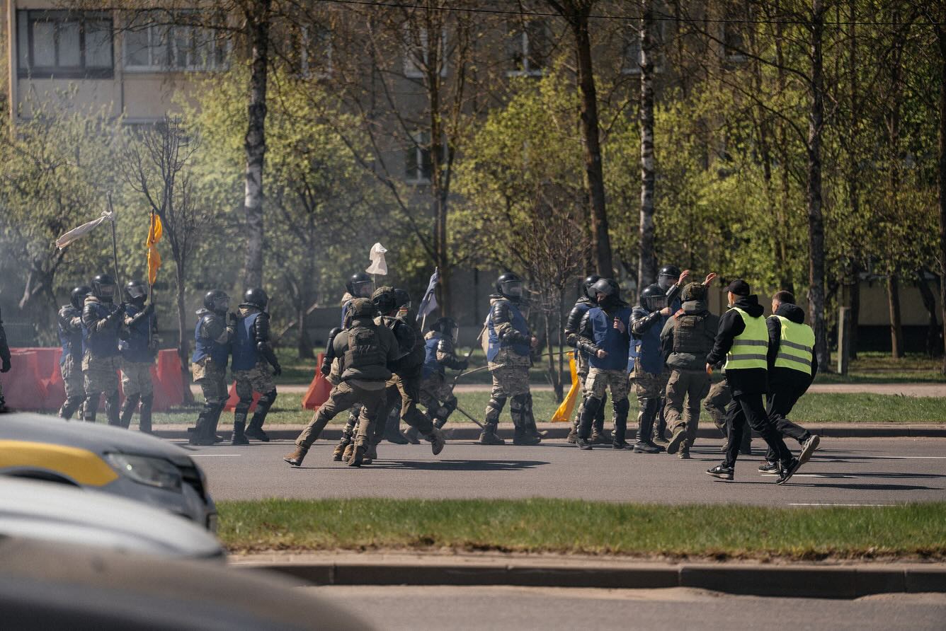 Силовики провели учения по разгону протестов. Для полного погружения использовали «протестующих» с флагами