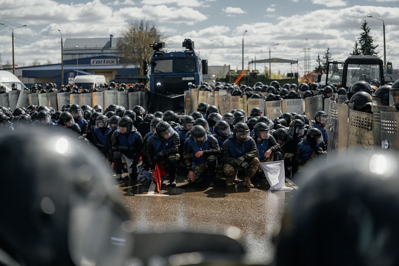 Силовики провели учения по разгону протестов. Для полного погружения использовали «протестующих» с флагами