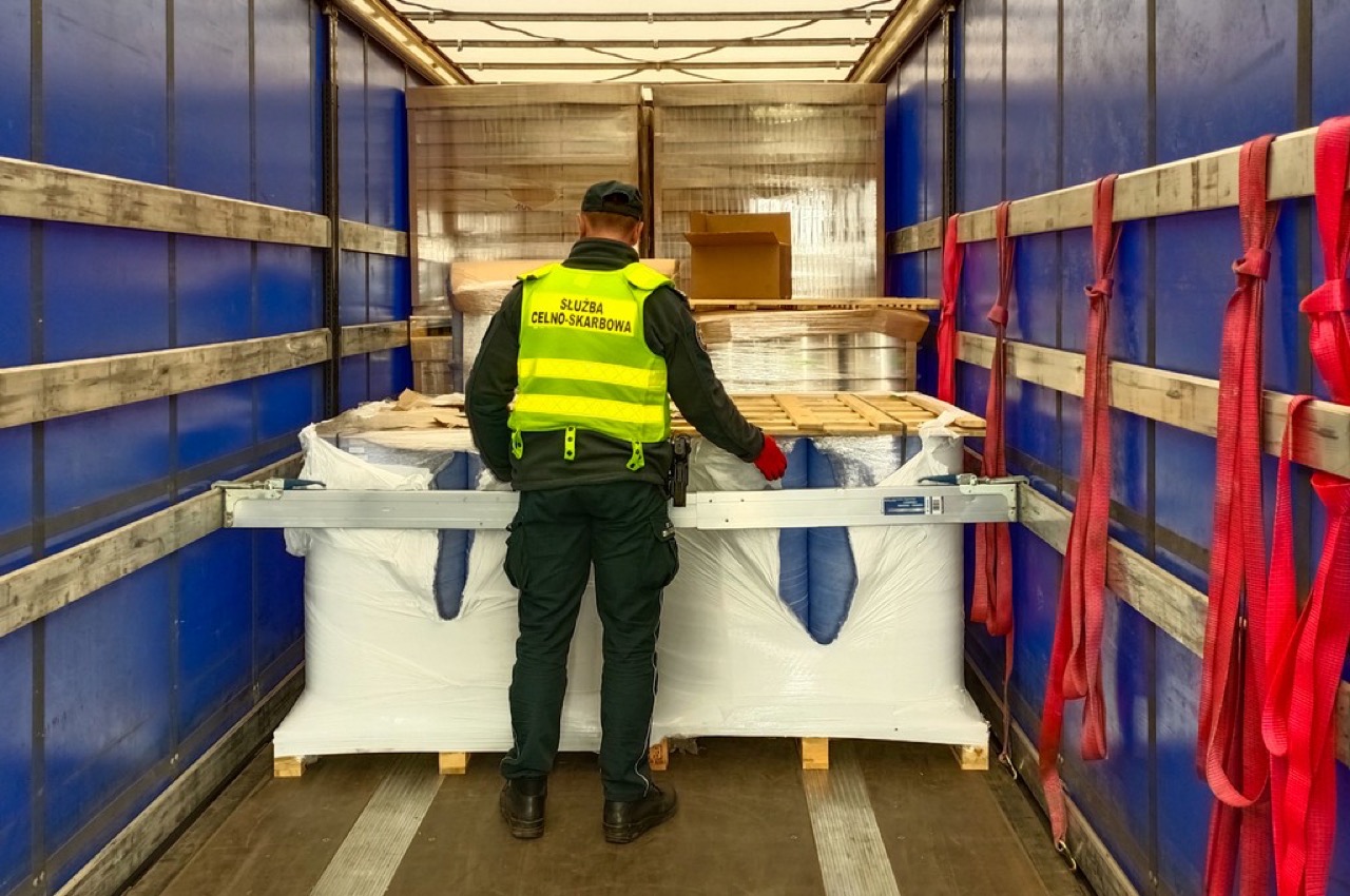 Беларуса с поддельными обертками для сигаретных фильтров задержали в Польше