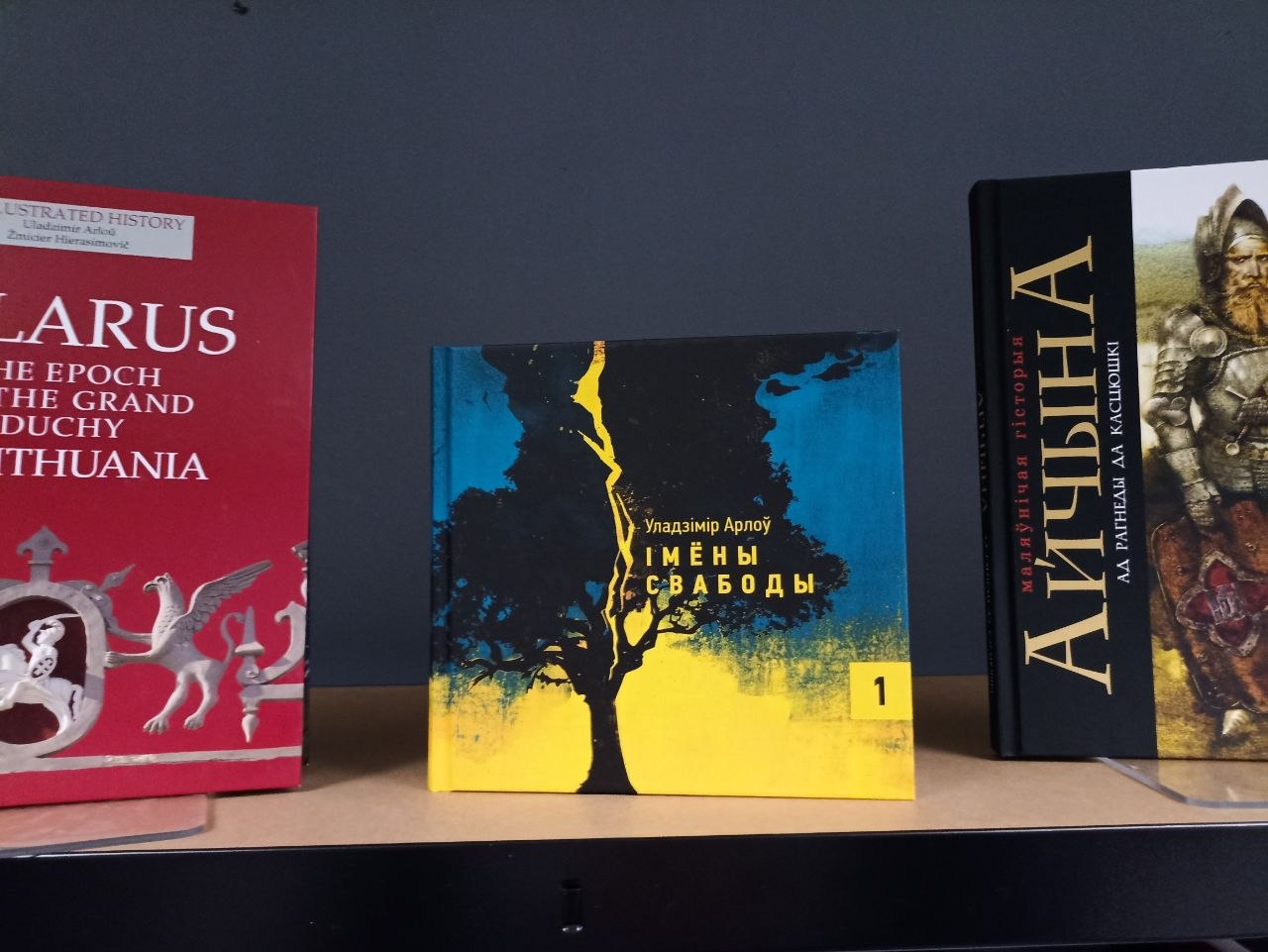 Чатырнаццаць выдавецтваў, каля паўтысячы кніг... Заснавальнікі новай варшаўскай кнігарні Kamunikat.shop расказалі пра далейшыя планы