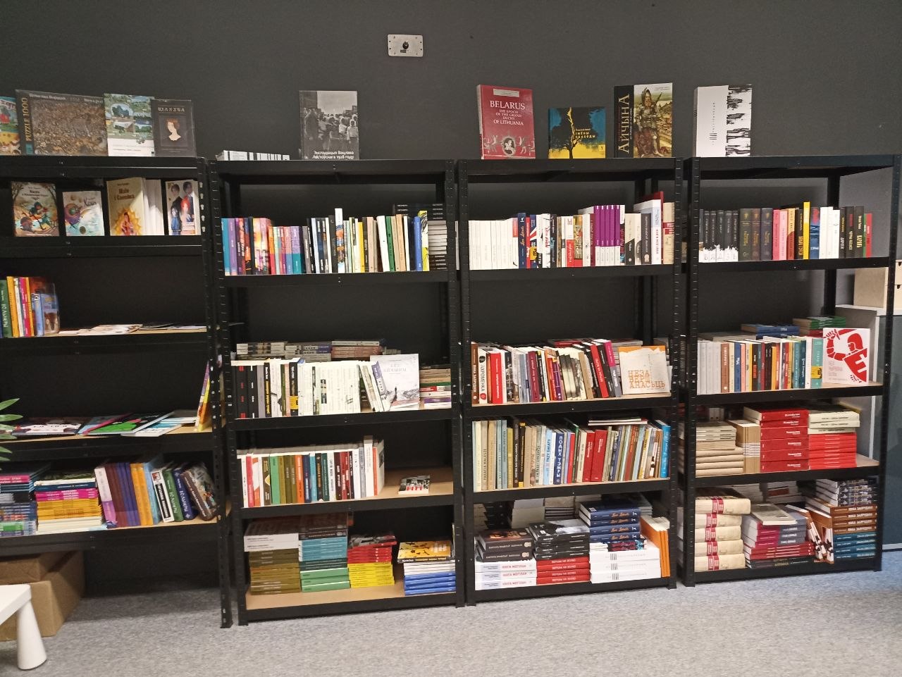 Чатырнаццаць выдавецтваў, каля паўтысячы кніг... Заснавальнікі новай варшаўскай кнігарні Kamunikat.shop расказалі пра далейшыя планы