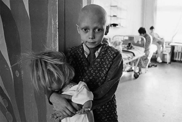 «Напэўна, гадоў сем я хадзіў па шпіталях»: узгадваем успаміны Анатоля Кляшчука пра Чарнобыль і яго фотаздымкі дзяцей, захварэўшых праз навалу