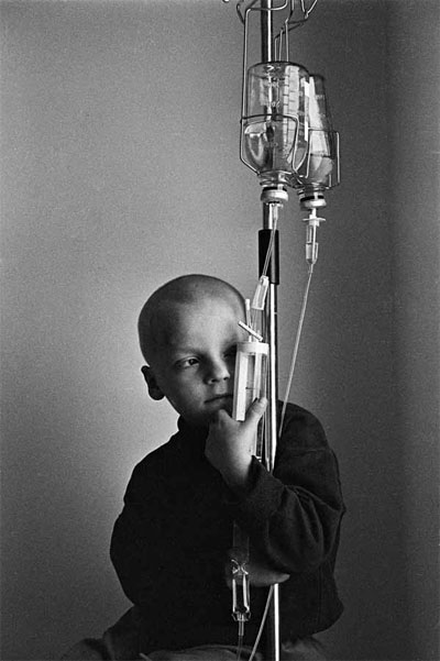 «Напэўна, гадоў сем я хадзіў па шпіталях»: узгадваем успаміны Анатоля Кляшчука пра Чарнобыль і яго фотаздымкі дзяцей, захварэўшых праз навалу