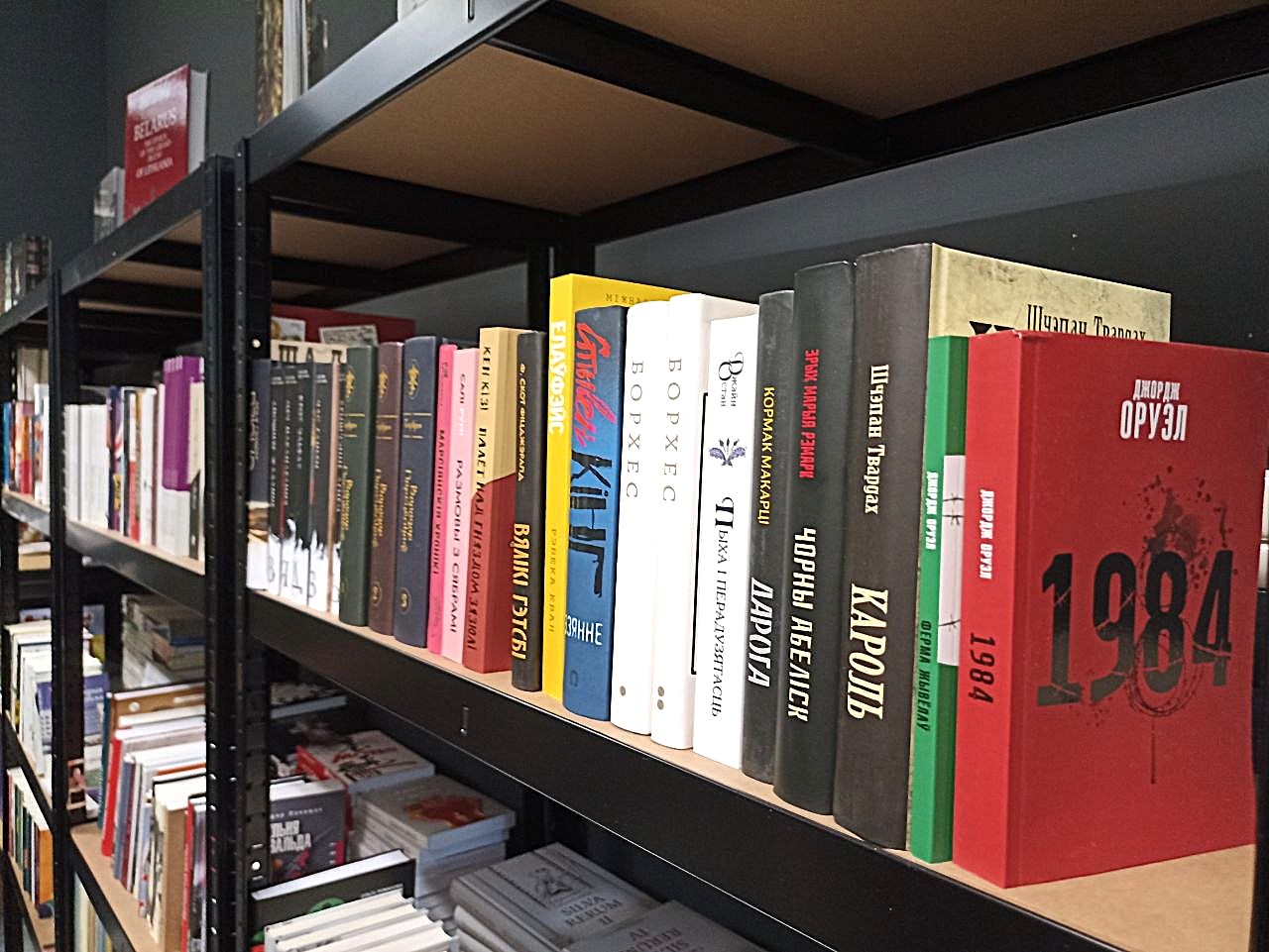 Чатырнаццаць выдавецтваў, каля паўтысячы кніг... Заснавальнікі новай варшаўскай кнігарні Kamunikat.shop расказалі пра далейшыя планы