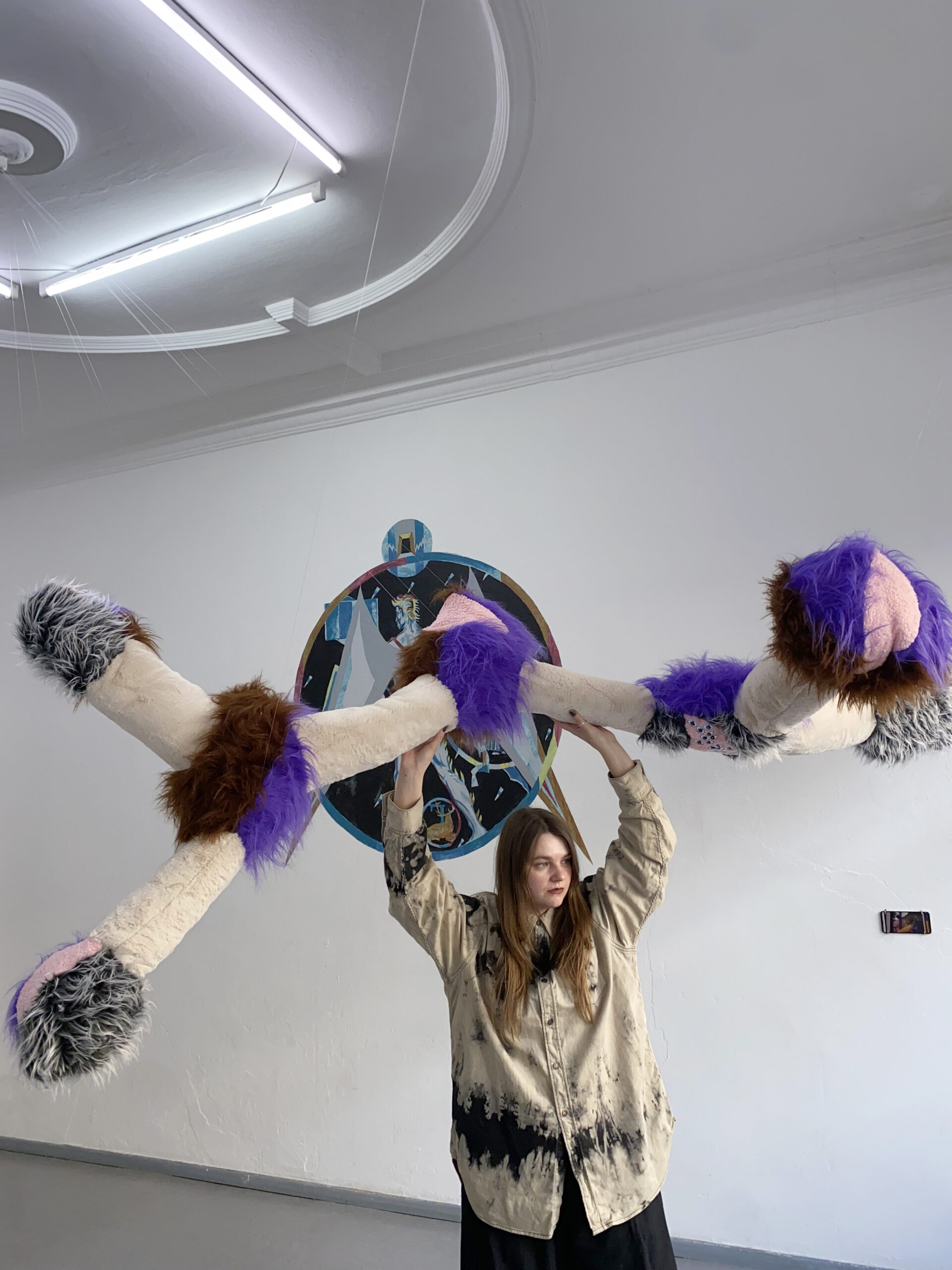 Сямейная траўма, экалагічная катастрофа і ядзерная пагроза: беларускія мастакі пераасэнсавалі досвед Чарнобыля на выставе ў Берліне