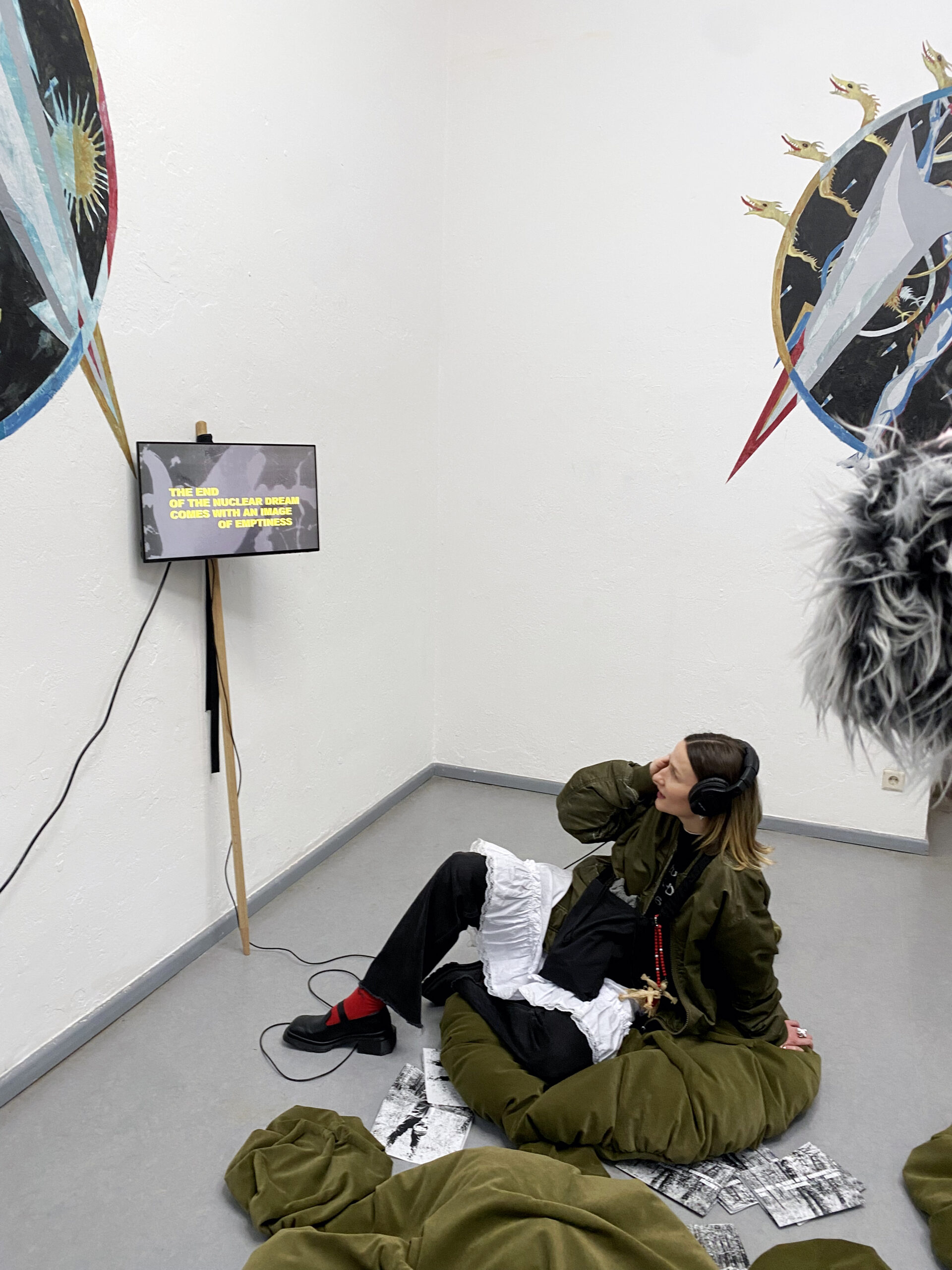 Сямейная траўма, экалагічная катастрофа і ядзерная пагроза: беларускія мастакі пераасэнсавалі досвед Чарнобыля на выставе ў Берліне