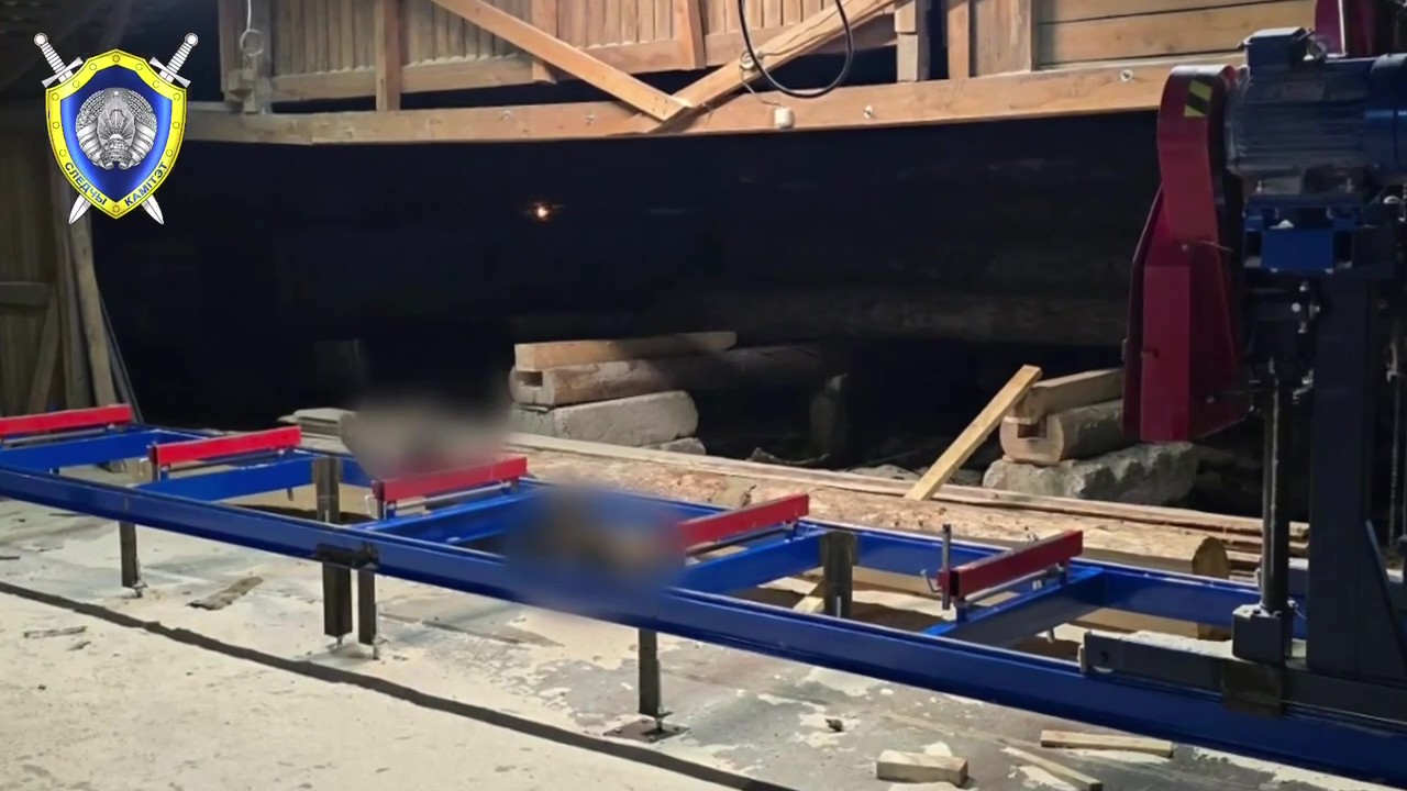 Рабочего убило бревном в Борисове