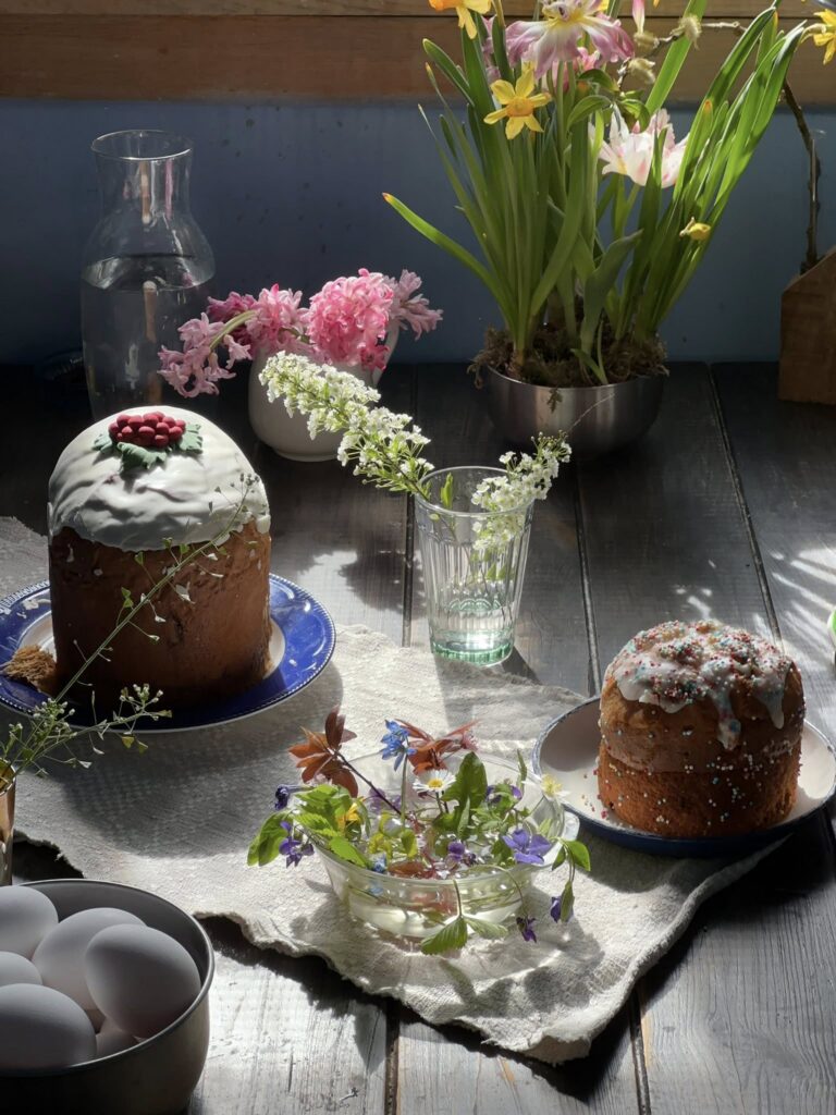 Больш за віншаванне: як велікодная паштоўка яднае беларусаў праз стагоддзі і краты