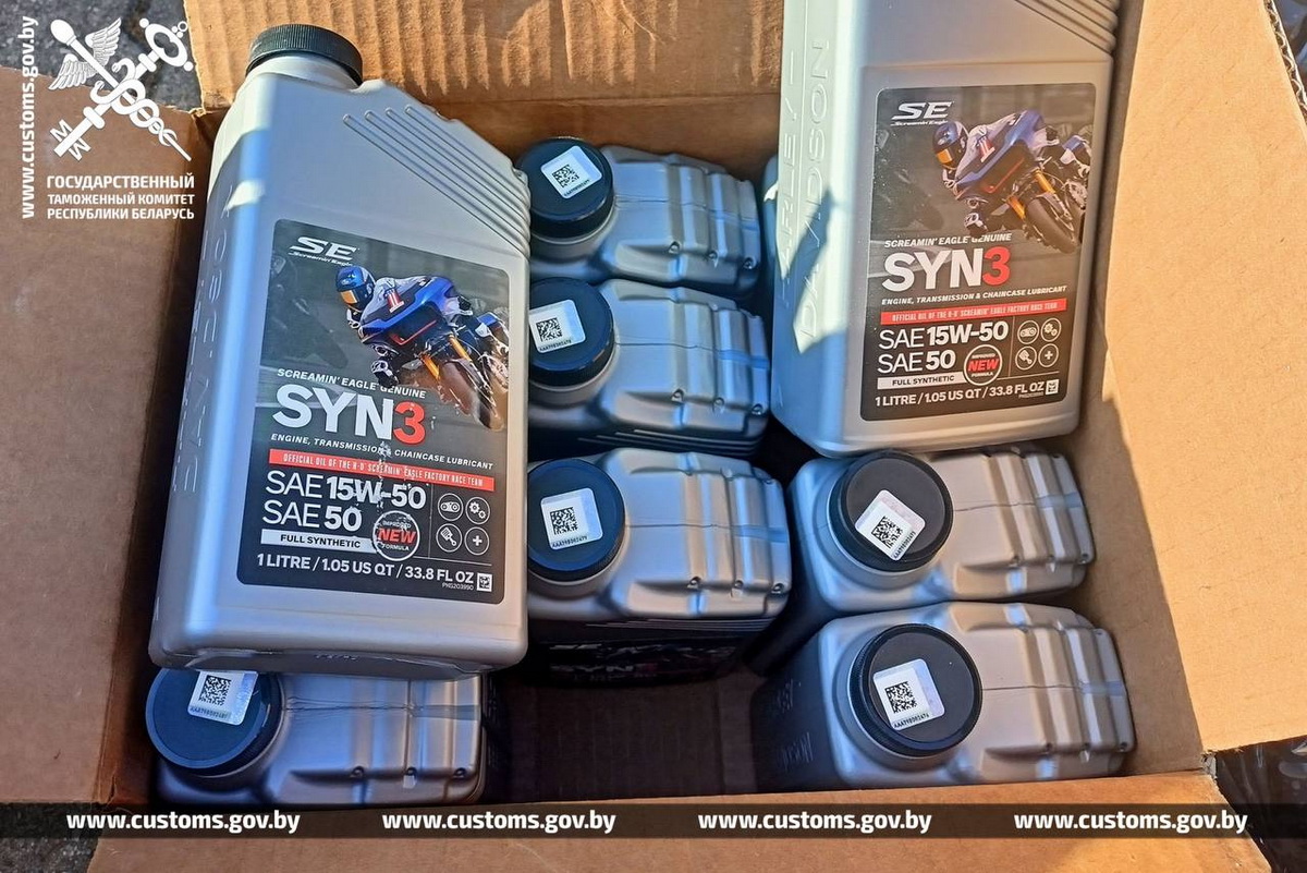 Брестская таможня на М1 перехватила микроавтобус с трикотажем и мотоциклом без документов