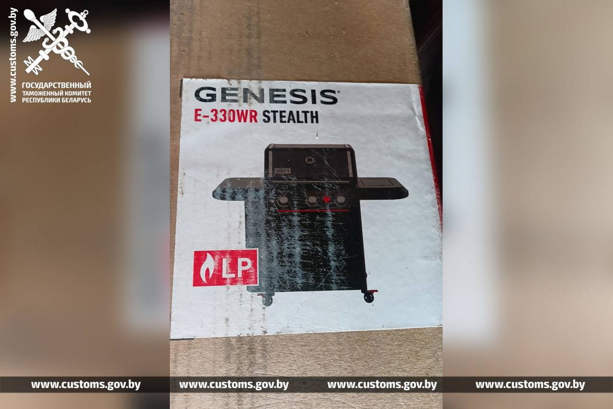 Брестская таможня на М1 перехватила микроавтобус с трикотажем и мотоциклом без документов