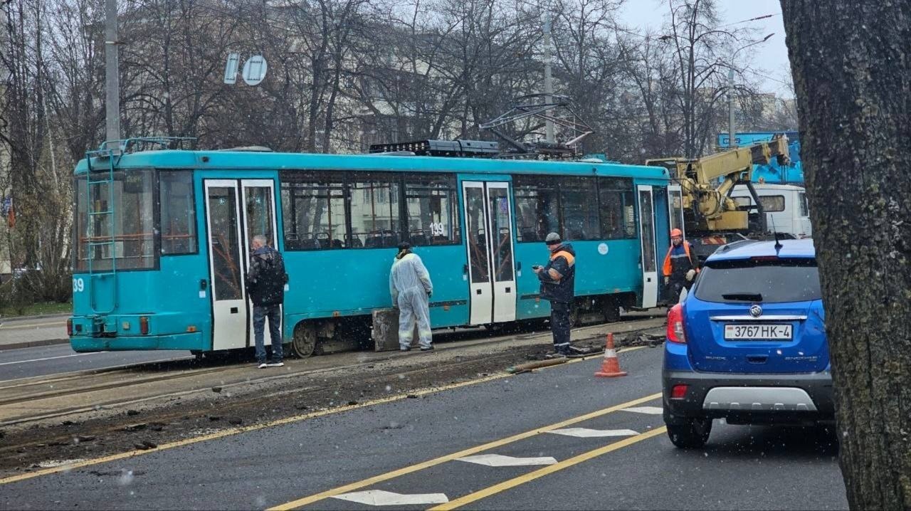 В Минске у трамвая на ходу отвалилось колесо