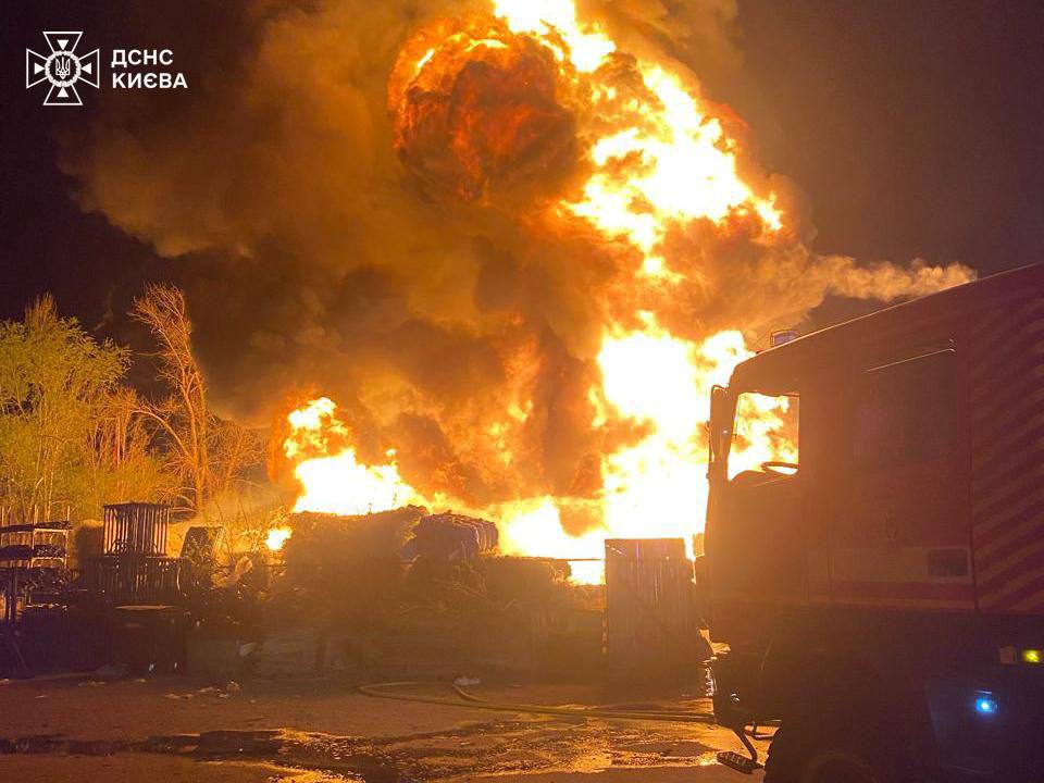 Россия выпустила по Украине более 700 дронов и ракет. Есть погибшие