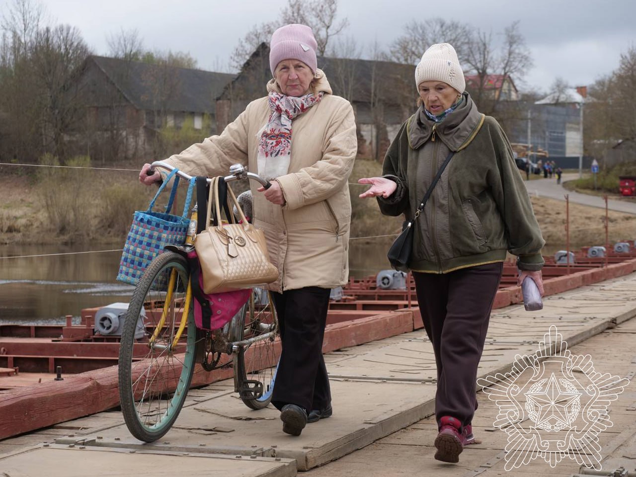 Военные возвели понтонный мост через Двину