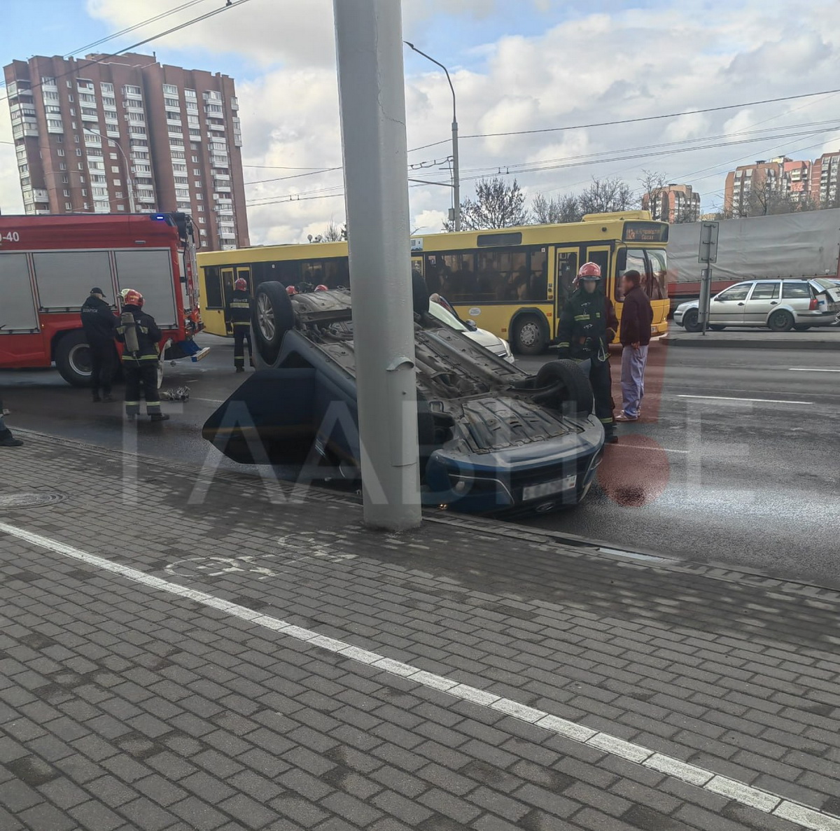 Такси перевернулось на Партизанском проспекте в Минске