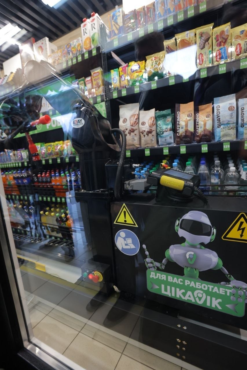 На АЗС "Белоруснефти" начал работать робот "Цікавік"