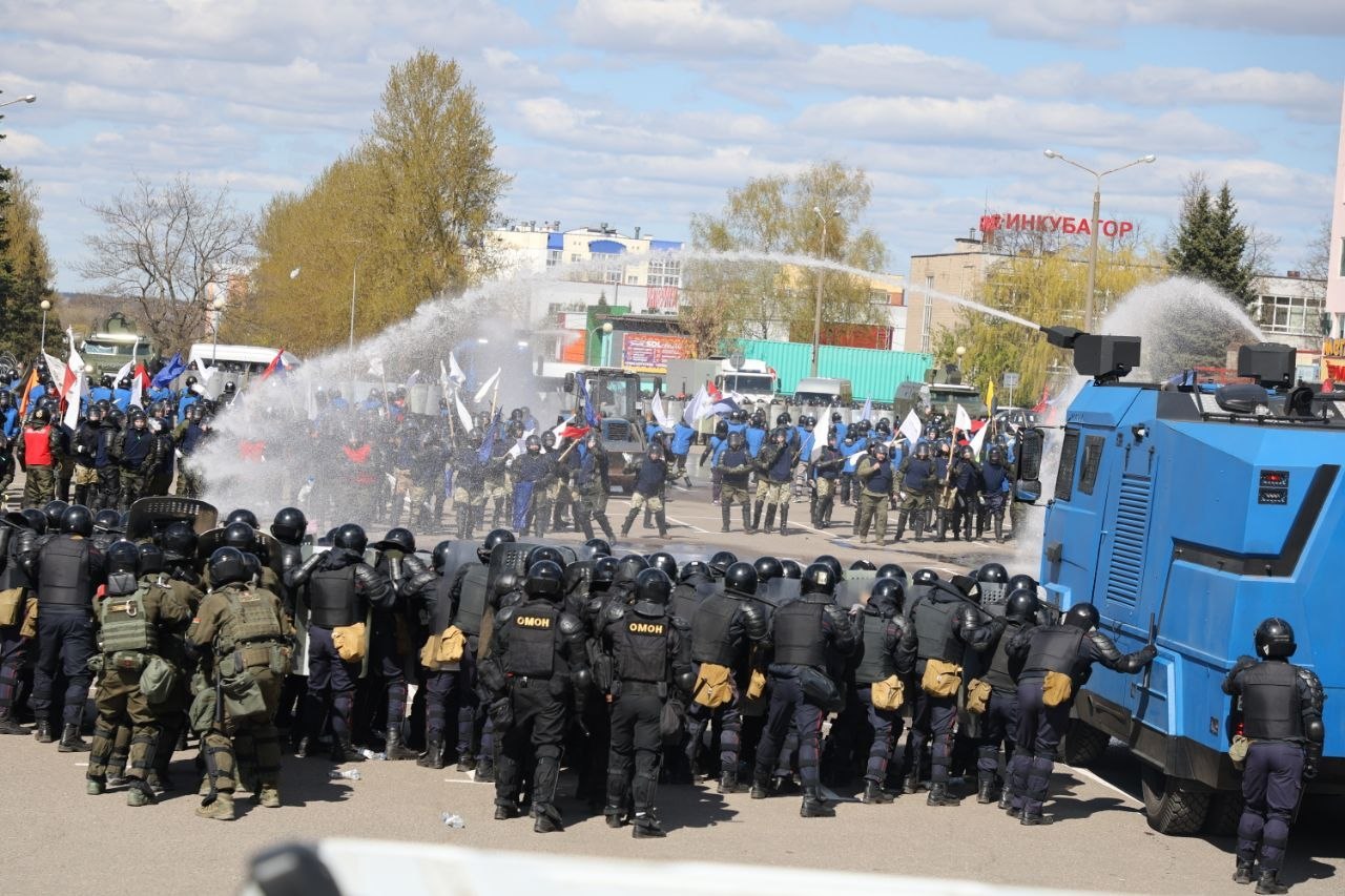 Силовики провели учения по разгону протестов. Для полного погружения использовали «протестующих» с флагами